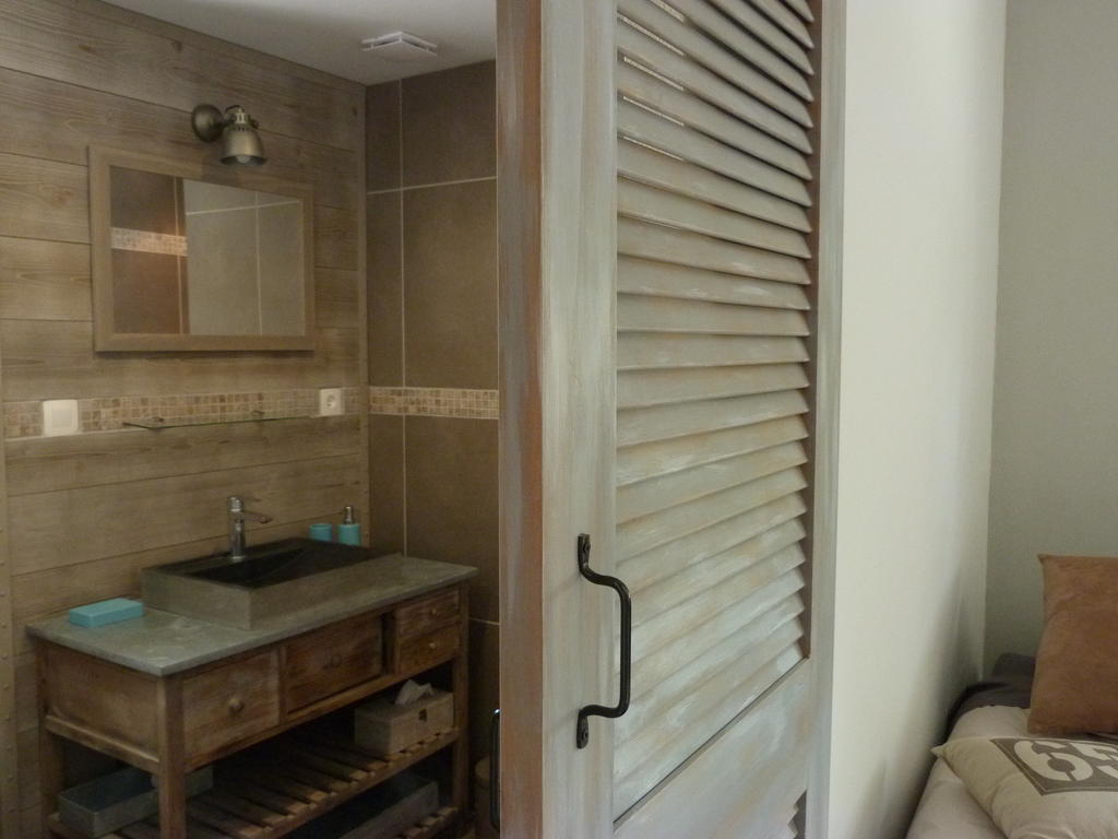 Les Persiennes Hotel Saintes Bilik gambar