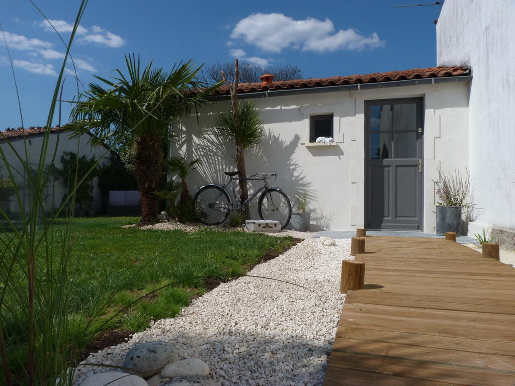 Les Persiennes Hotel Saintes Bilik gambar